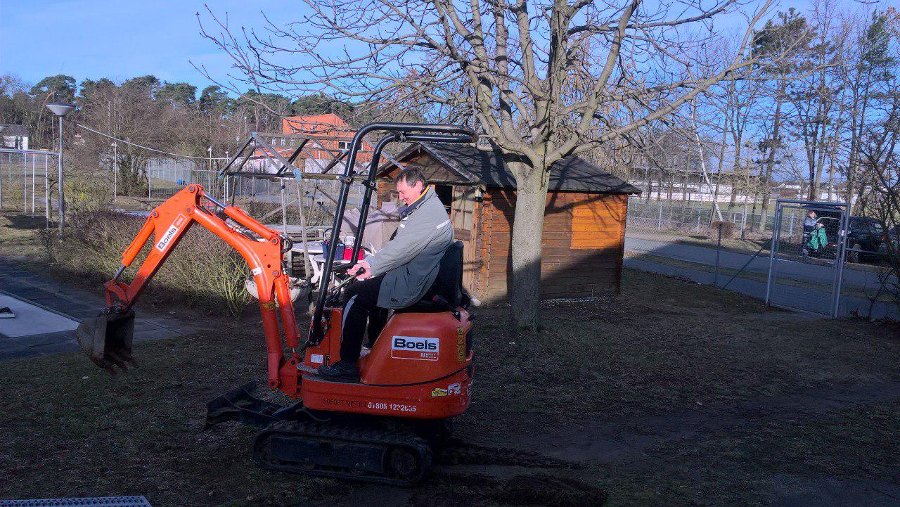 Meikel auf dem Bagger